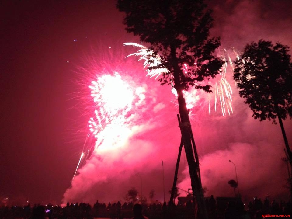 Bắn pháo hoa ở hồ Mật Sơn