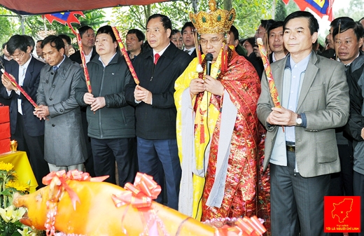 Các đồng chí lãnh đạo tỉnh dâng hương tại Trung cung