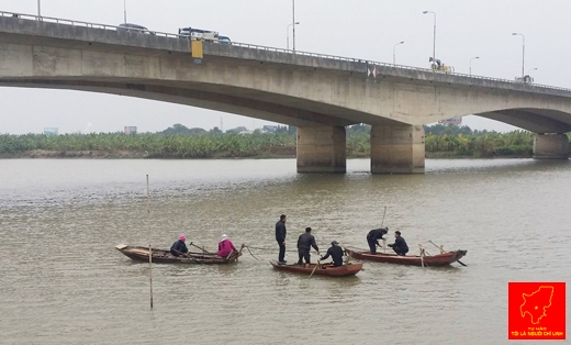 Tìm kiếm thi thể nạn nhân ở khu vực cầu Phú Lương