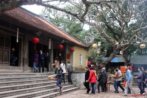 Du khách đi lễ đầu năm tại chùa Côn Sơn