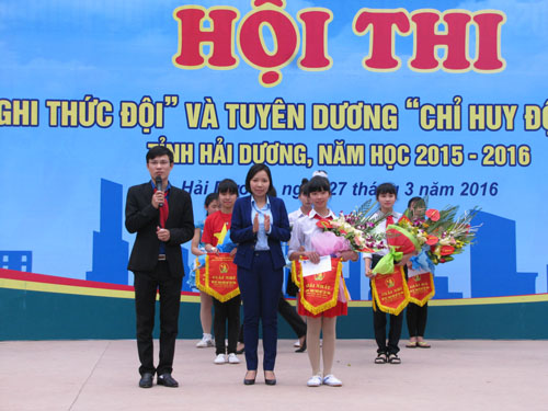 Đ/c Sái Thị Yến, Phó bí thư Thường trực tỉnh đoàn trao giải Nhất cho Liên đội trường THCS Cộng Hòa, Thị xã Chí Linh