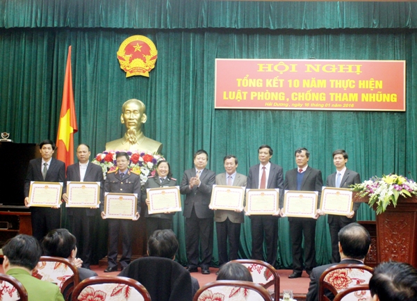 Chủ tịch UBND tỉnh Hải Dương Nguyễn Dương Thái trao Bằng khen cho 8 đơn vị có thành tích xuất sắc trong việc thực hiện Luật PCTN. Ảnh: Phương Hiếu