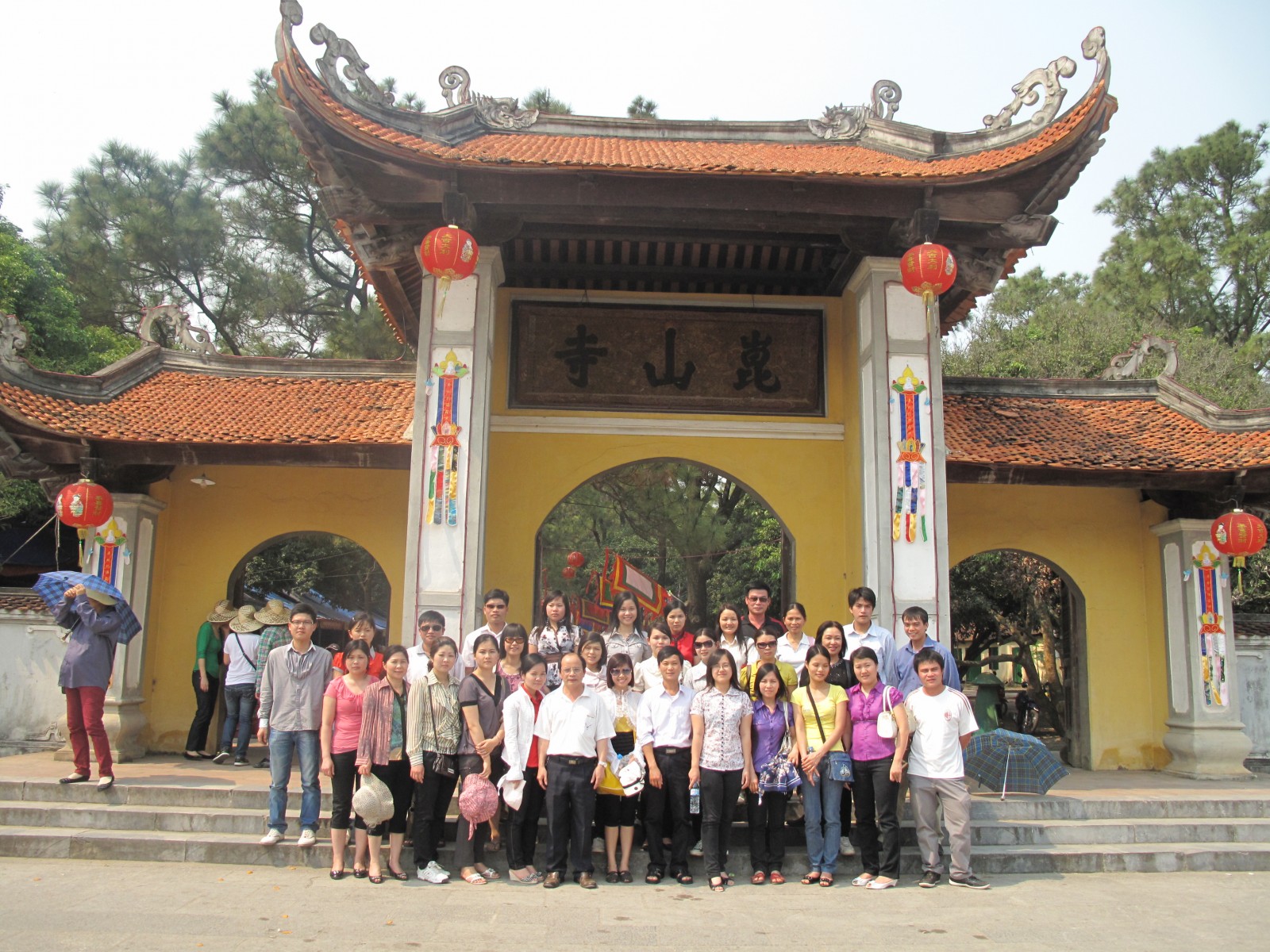 Du khách chụp ảnh lưu niệm tại chùa Côn Sơn, thị xã Chí Linh, Hải Dương