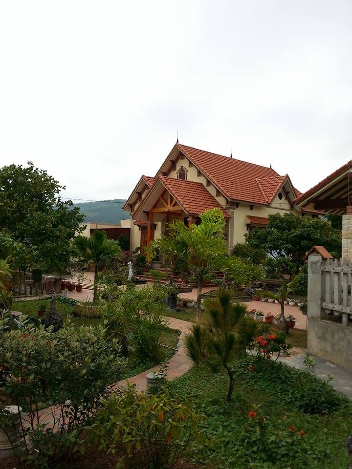 Cùng ngắm nhìn sân vườn đẹp của chị Mận ở Chí Linh, Hải Dương.