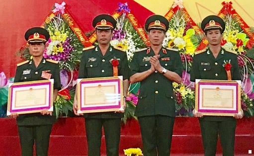 Thiếu tướng Nguyễn Thanh Hải, Phó Chính ủy Bộ Tư lệnh Quân khu 3 trao Bằng khen  của Bộ Quốc phòng cho các tập thể, cá nhân