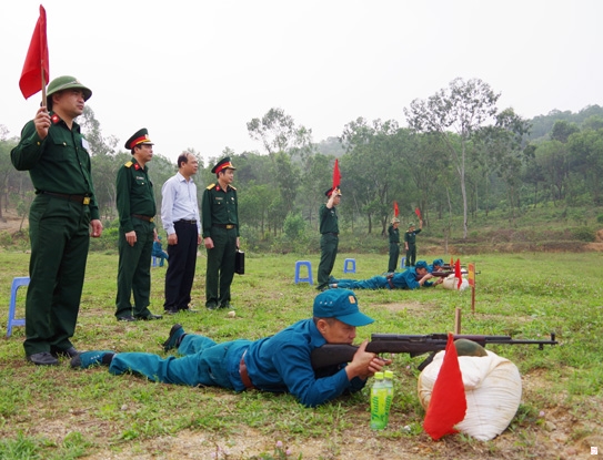 Dân quân tự vệ thị xã Chí Linh thực hành bắn đạn thật