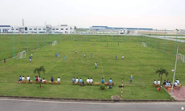 Rất ít doanh nghiệp trong khu công nghiệp xây dựng khu giải trí cho công nhân. Trong ảnh: Sân bóng đá  của Công ty TNHH Kefico Việt Nam trong khu công nghiệp Đại An