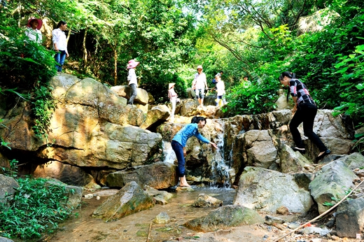 Suối Côn Sơn là điểm đến thu hút du khách trong những ngày này