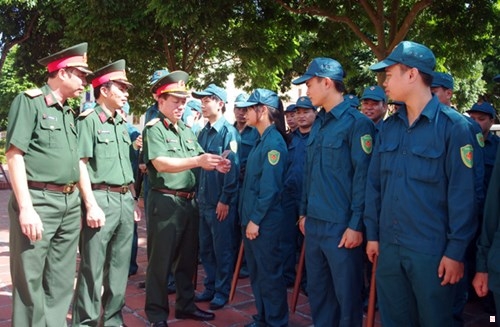 Đoàn công tác kiểm tra công tác huấn luyện và nhận thức chính trị đối với lực lượng dân quân thị xã Chí Linh. 