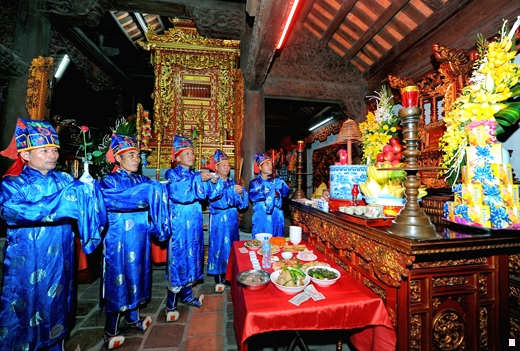 Đội tế khu dân cư Trúc Thôn, phường Cộng Hòa (Chí Linh) thực hiện lễ tế  tại đền thờ Nguyễn Trãi . Ảnh: Mai Anh