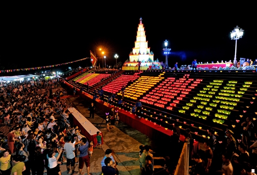 Bờ đê phía trước đền Kiếp Bạc được thắp sáng rực rỡ, xếp thành dòng chữ "Lễ hội hoa đăng - Quốc thái dân an"
