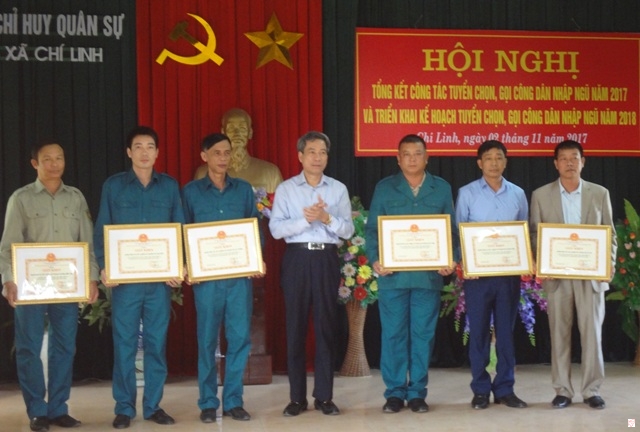 Thị xã Chí Linh đã khen thưởng cho 6 tập thể và 8 cá nhân có thành tích trong công tác tuyển quân năm 2017