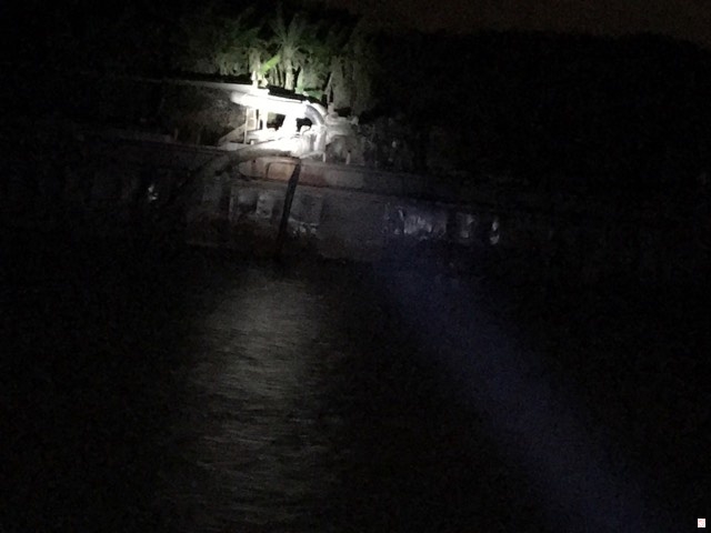 Cát tặc khai thác trên sông vào đêm ở Văn Đức, Chí Linh, Hải Dương