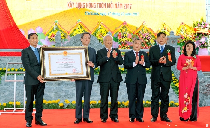 Thừa ủy quyền Chủ tịch nước, Phó Chủ tịch Quốc hội Uông Chu Lưu trao tặng Huân chương Lao động hạng nhất cho Đảng bộ và nhân dân thị xã Chí Linh. Ảnh: Thành Chung