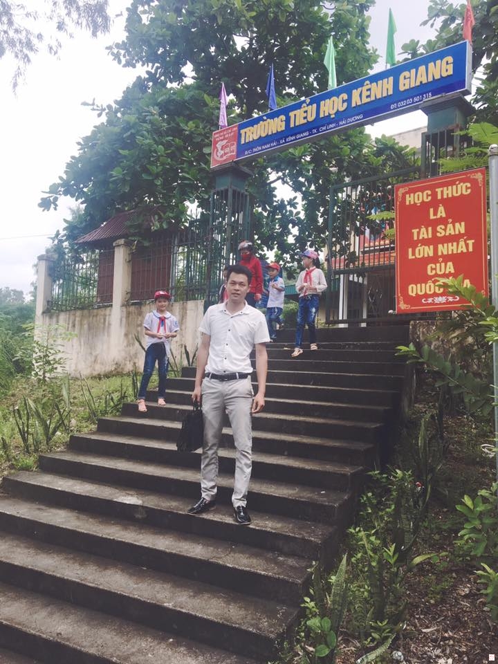 Cổng trường tiểu học Kênh Giang
