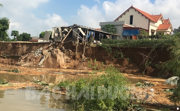 Điểm sạt lở tại thôn Chí Linh 3, xã Nhân Huệ (Chí Linh) đang tiếp tục lấn sâu vào bờ, đe doạ tới tính mạng và tài sản của 7 hộ dân