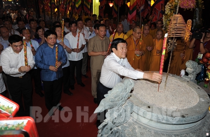 Nguyên Chủ tịch nước Trương Tấn Sang cùng các đại biểu dâng hương tưởng niệm Anh hùng dân tộc Trần Hưng Đạo