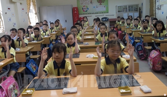 Học sinh lớp 1 Trường Tiểu học Tô Hiệu hào hứng khi được học cách đánh vần chữ bằng tay
