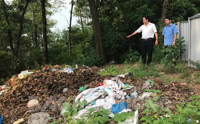 Bãi rác thải nằm ngay sau di tích quốc gia đặc biệt đền Cao An Phụ