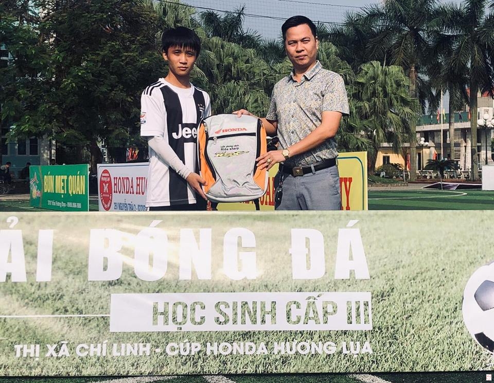 Hấp dẫn vòng tứ kết Giải bóng đá học sinh cấp III thị xã Chí Linh, cup Honda Hương Lụa 2018