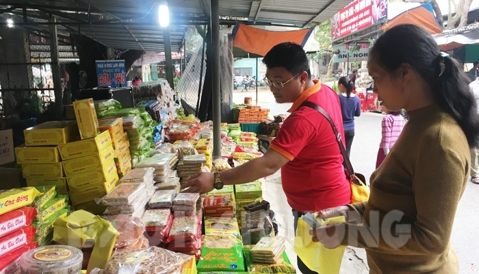 Các gian hàng ở khu di tích Côn Sơn - Kiếp Bạc vẫn bán hàng vụn vặt, chưa có nhà hàng nào kinh doanh đặc sản ẩm thực đặc thù của Hải Dương
