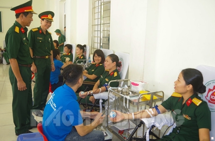 Cán bộ, học viên, chiến sĩ Trường Quân sự Quân khu 3 tham gia hiến máu tình nguyện