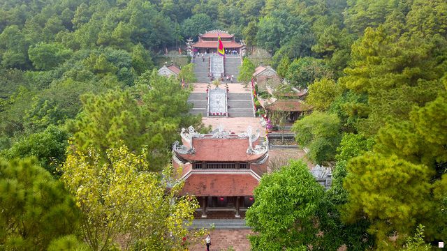 Đền thờ thầy Chu Văn An tọa lạc trên núi Phượng Hoàng, thuộc địa phận phường Văn An, thành phố Chí Linh, tỉnh Hải Dương. Nơi đây bao gồm một quần thể kiến trúc bề thế, mang đậm phong cách thời Nguyễn, có địa thế linh thiêng và cảnh sắc thiên nhiên tươi đẹ