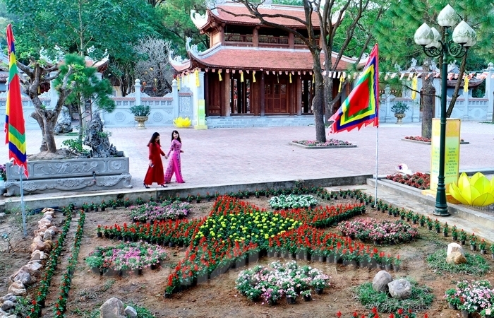 Du khách thích thú chụp ảnh lưu niệm giữa rừng hoa tươi ở Côn Sơn đang khoe sắc thắm