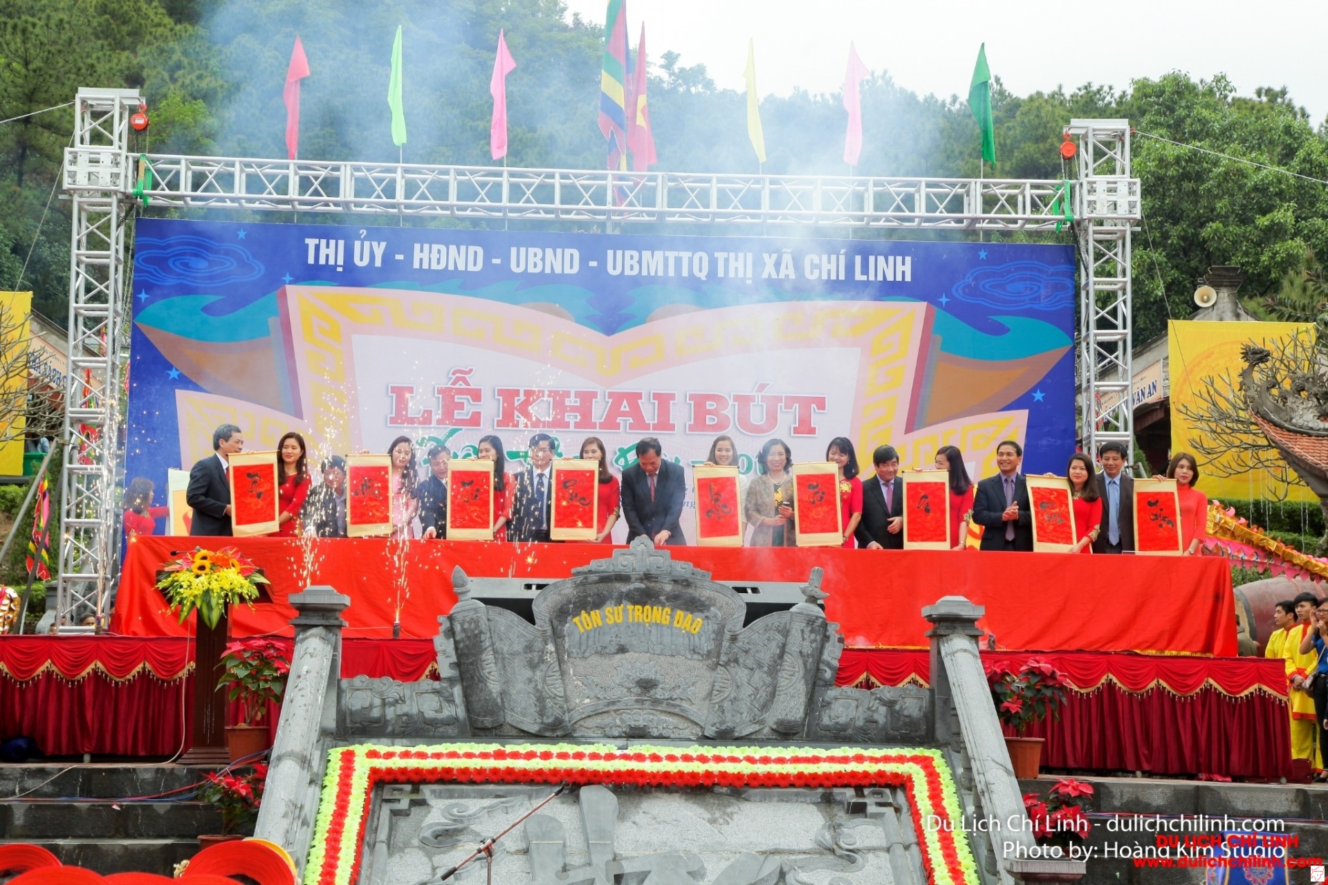 Lễ dâng hương khai bút ở đền thờ Nhà giáo Chu Văn An (thị xã Chí Linh, Hải Dương)