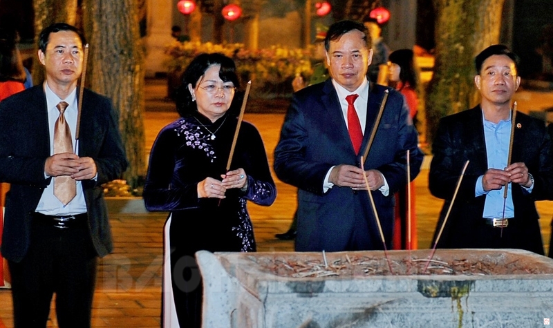 Phó Chủ tịch nước Đặng Thị Ngọc Thịnh cùng các đại biểu dâng hương tưởng niệm 685 năm ngày viên tịch của Đệ Tam Tổ Thiền phái Trúc Lâm Huyền Quang Tôn giả