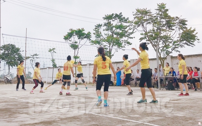 Đội bóng chuyền hơi Hội Phụ nữ phường Phả Lại giao lưu đội bóng chuyền Hội Phụ nữ phường Văn An