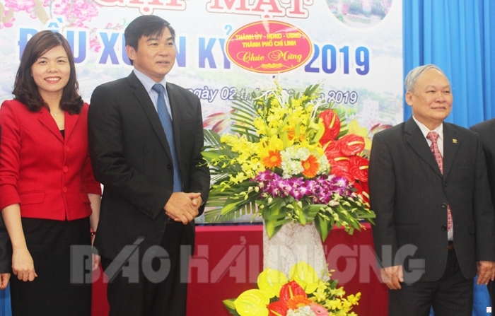 Lãnh đạo TP Chí Linh tặng hoa chúc mừng Hội Đồng hương TP Chí Linh tại TP Hải Dương