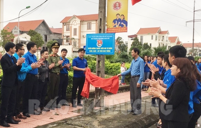 Tuổi trẻ thành phố Chí Linh gắn biển tuyến đường thanh, thiếu nhi tự quản về vệ sinh môi trường trên đường Chu Văn An, phường Sao Đỏ