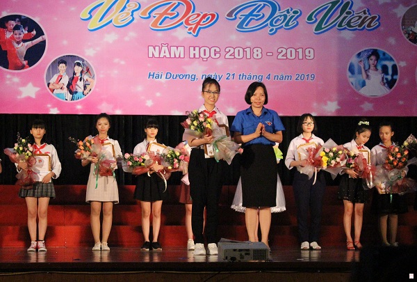 Đồng chí Sái Thị Yến, Bí thư Tỉnh đoàn trao giải nhất hội thi cho thí sinh Nguyễn Thị Mai, lớp 8G, Trường THCS Phả Lại (TP Chí Linh)