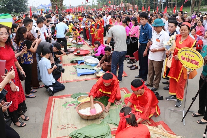 Hội thi gói, nấu bánh chưng và giã bánh dày tỉnh Phú Thọ thu hút đông đảo người dân và du khách tham gia cổ vũ