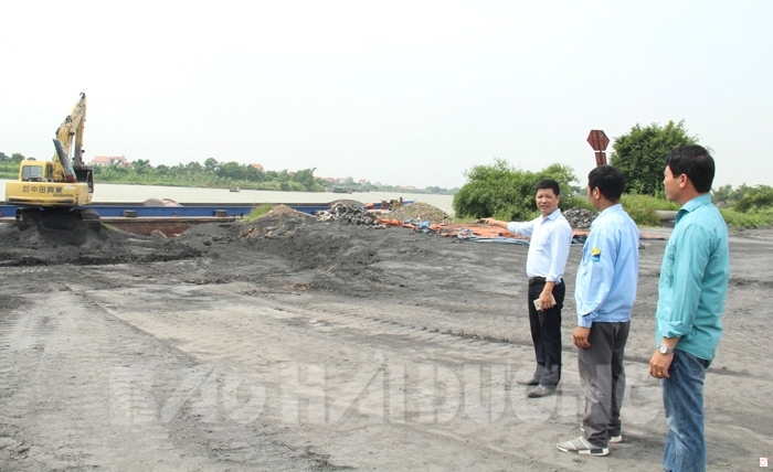 Cán bộ Hạt Quản lý đê kiểm tra hoạt động bến bãi ở phường Cổ Thành (TP Chí Linh)