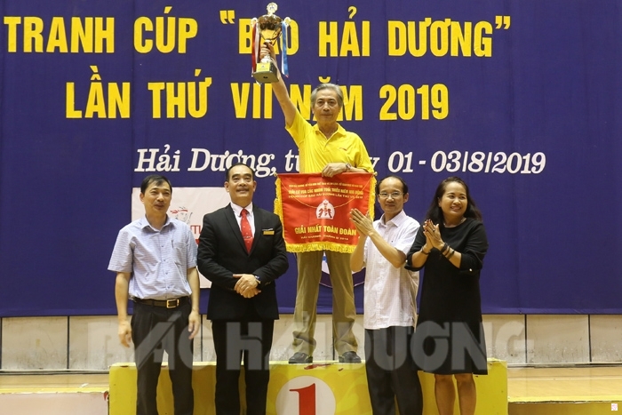 Ban Tổ chức giải trao Cúp vô địch cho đoàn TP Chí Linh