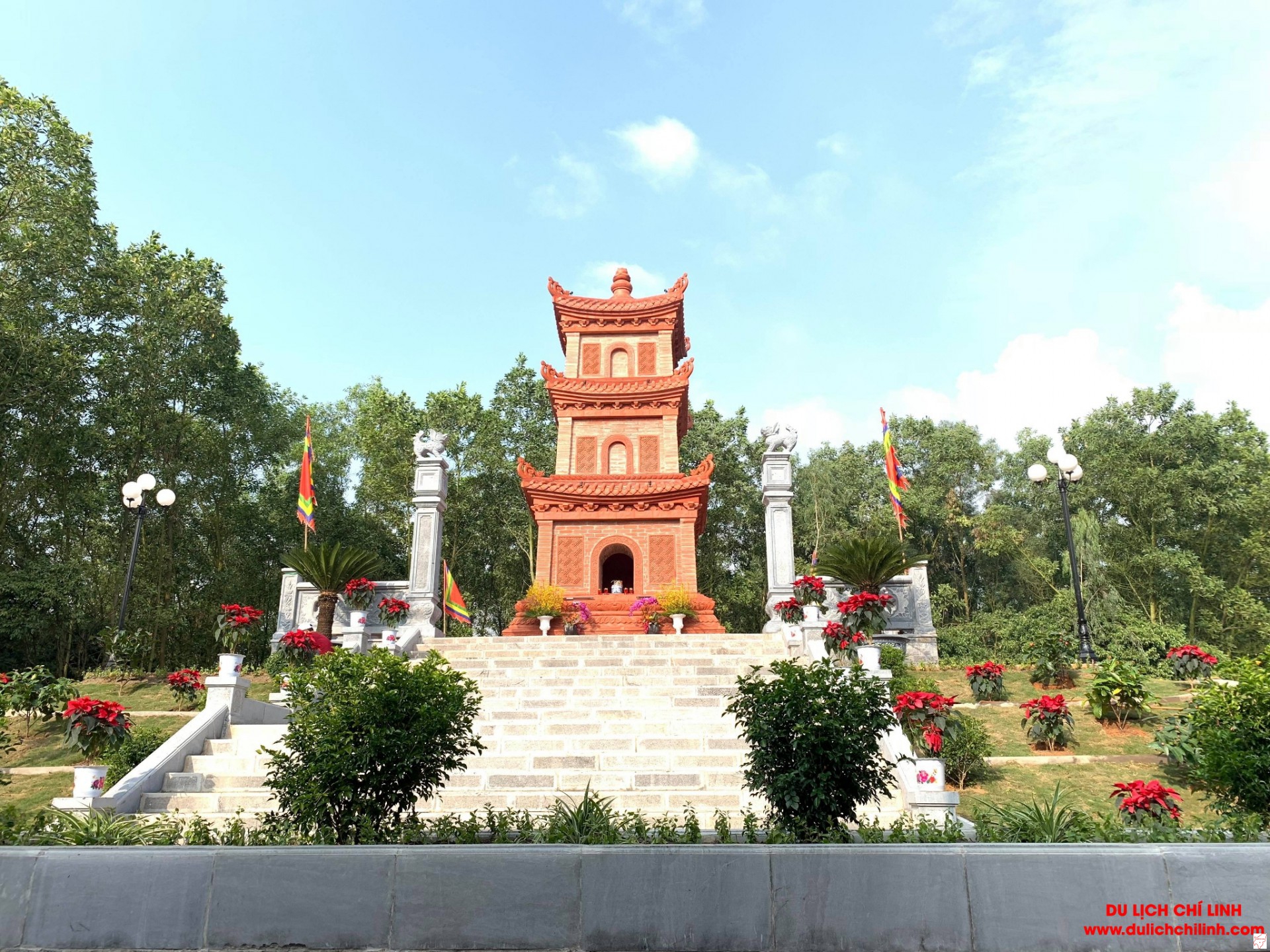 Đền thờ, Tháp mộ Tiến sĩ Nguyễn Thị Duệ( Phường Văn An, TP. Chí Linh).
