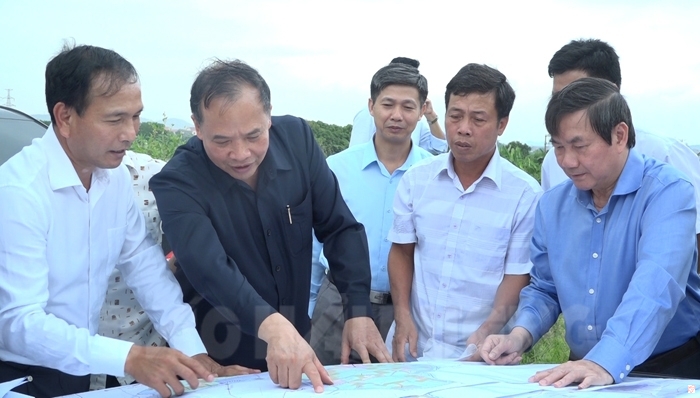 Đồng chí Nguyễn Mạnh Hiển, Ủy viên Trung ương Đảng, Bí thư Tỉnh ủy, Chủ tịch HĐND tỉnh kiểm tra địa điểm thực hiện các dự án giao thông tại TP Chí Linh