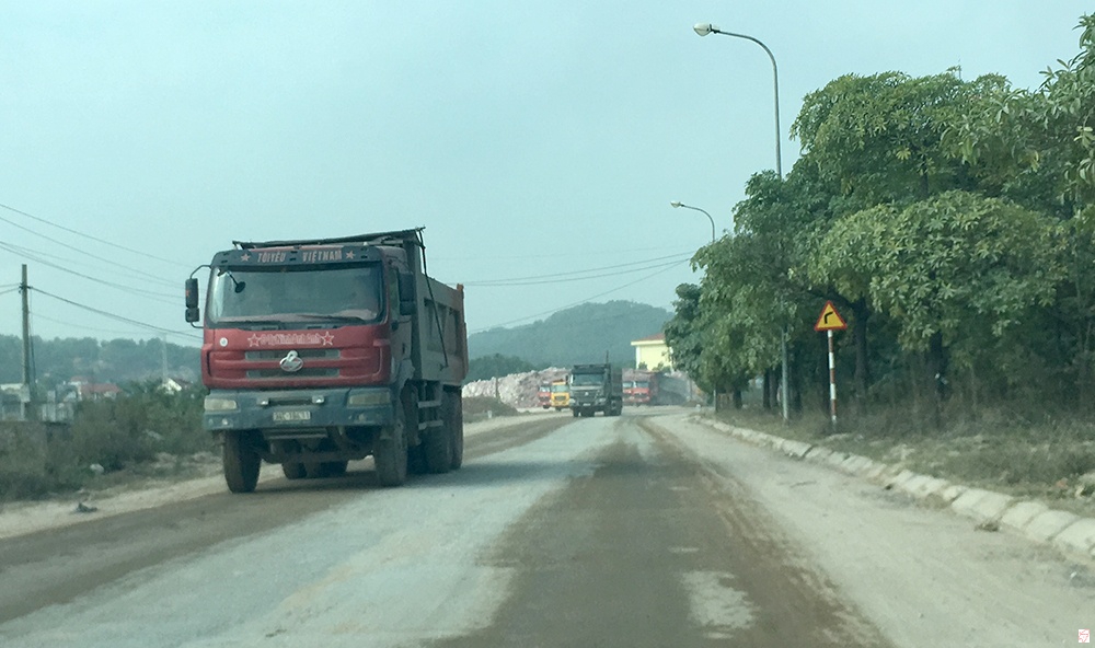 Việc quản lý xe tải chở đất ở TP Chí Linh gặp nhiều khó khăn