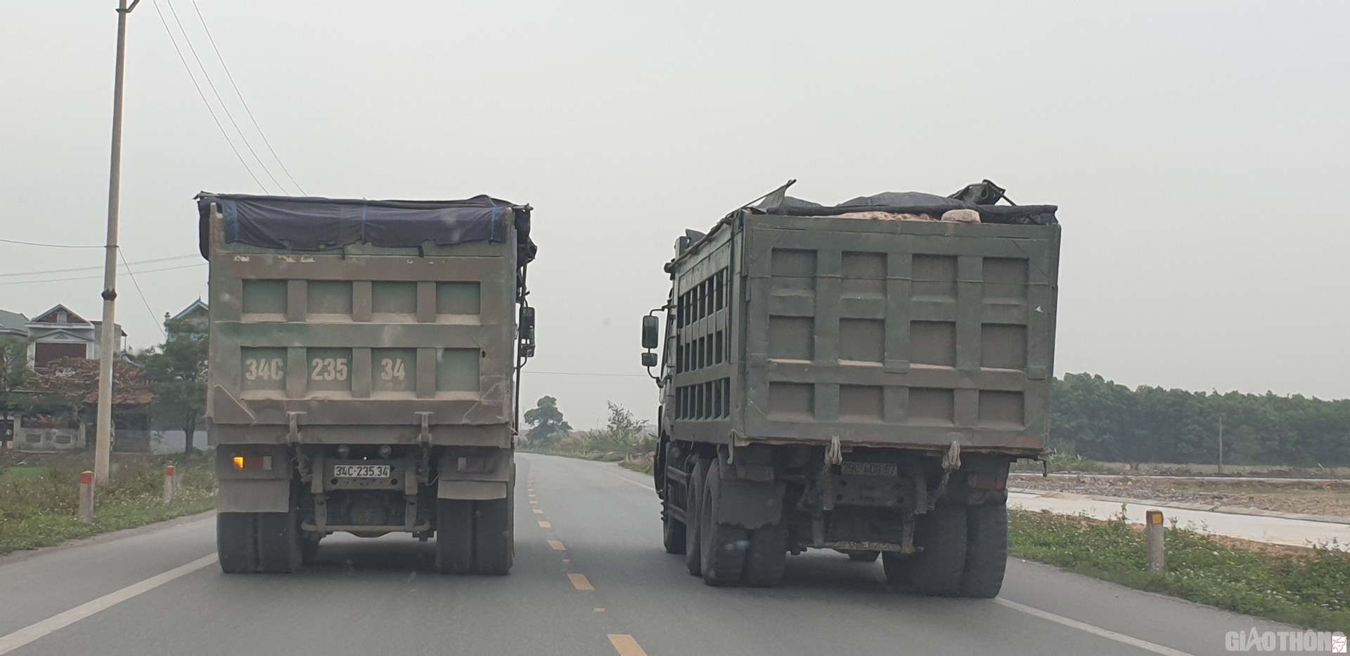 Những chiếc xe tải cơi nới thành thùng, chở quá tải tung hoành trên QL18 qua địa bàn tỉnh Quảng Ninh nhưng không bị CSGT của địa phương này xử lý