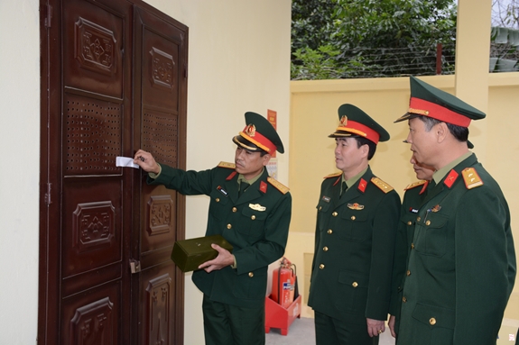 Kiểm tra vũ khí, trang bị kỹ thuật bảo đảm cho các nhiệm vụ tại Kho Quân khí Ban CHQS TP Chí Linh. Ảnh: DUY ĐÔNG