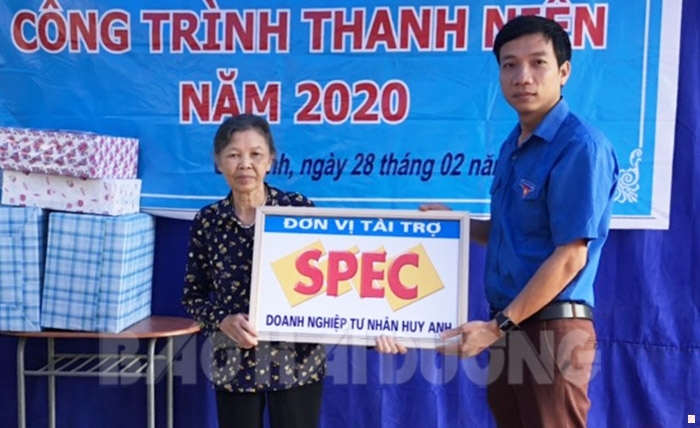 Một số đơn vị tặng quà cho gia đình bà Nguyễn Thị Tuấn