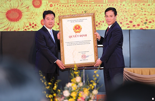 Chủ tịch UBND tỉnh Hải Dương Triệu Thế Hùng trao Quyết định cho Thành phố Chí Linh.