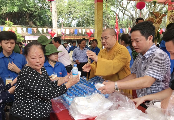 Đồng chí Nguyễn Thành Trung, Phó Giám đốc Sở VHTTDL phát lộc Thánh cho nhân dân và du khách thập phương